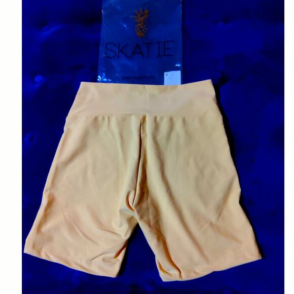 New Skatie Biker Cut Shorts Buttercup Size  L athletic gym casual Deigned Venice - Picture 2 of 9
